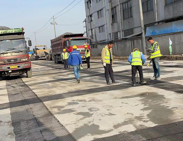 玉林老材料的新故事：玻璃纤维土工格栅如何在‘白改黑’浪潮中重获新生？